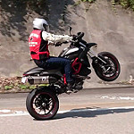 Hypermotard 821でウィリー！