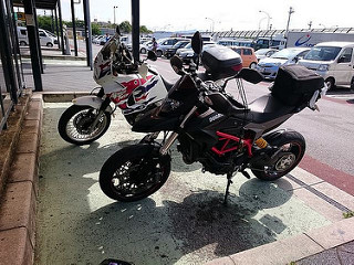 Hypermotard 821とAfricaTwin