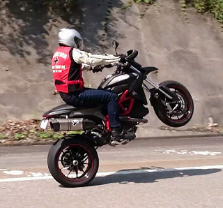 Hypermotard 821でウィリー！