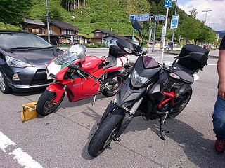 Hypermotard 821と748