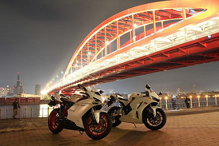 848EVOとCBR600RRの夜景